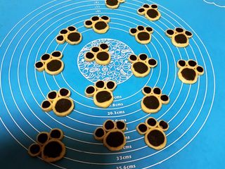 37、宝宝健康食谱 猫爪饼干,每个抹茶面皮上面放三个可可小面片