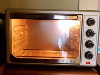 39、宝宝健康食谱 猫爪饼干,烤箱150W预热10分钟