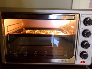 40、宝宝健康食谱 猫爪饼干,放入烤盘,上下火150W,烤13分钟