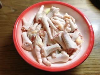 1、柠檬鸡爪,鸡爪洗净。