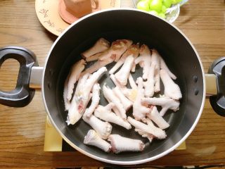 2、柠檬鸡爪,冷水入锅。