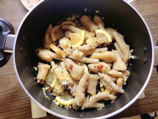 11、柠檬鸡爪,搅拌均匀。