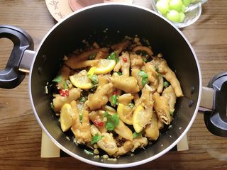 13、柠檬鸡爪,拌匀。