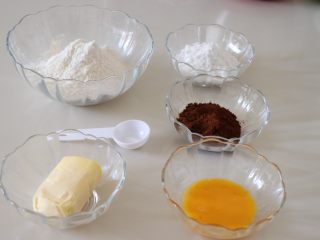 1、熊猫饼干,准备好食材；