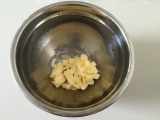 2、熊猫饼干,黄油切小块室温软化；