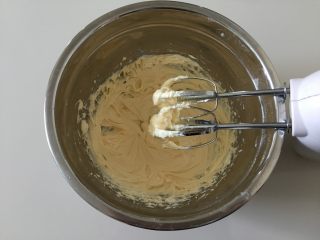 4、熊猫饼干,打发至体积变大颜色变浅；