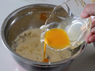 5、熊猫饼干,分2-3次加入全蛋液，每次都要搅打至完全吸收后再倒入下一次；