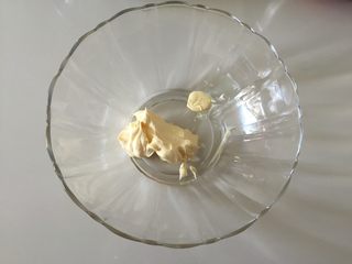 6、熊猫饼干,取50g打好的黄油到一个干净碗里；