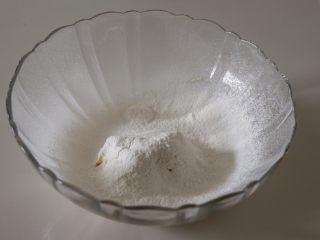 7、熊猫饼干,筛入70g低粉,揉成原色面团；