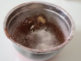 8、熊猫饼干,剩下的黄油盆里筛入余下的100g低粉和可可粉，揉成面团；