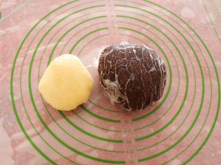 9、熊猫饼干,都均匀揉成面团后，包上保鲜膜放进冰箱冷藏一小时；