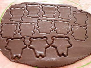 11、熊猫饼干,用熊猫饼干模具的身体部分在可可面团上压出熊猫的身体；