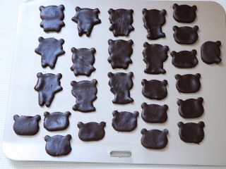 12、熊猫饼干,一一慢慢移到烤盘上，多余的面团可以重新揉好再次擀开反复操作一遍，直至把面团都用完；