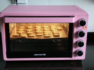 14、熊猫饼干,烤箱170度预热后，中层18分钟左右，至白色面团微微上色后即可，出炉后放在冷却架上晾凉后放入密封盒内保存。