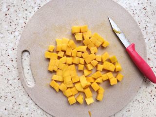 11、能量酸奶杯,芒果切块;