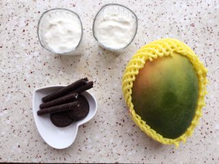 10、能量酸奶杯,装入杯子里,准备奥利奥饼干,奥利奥棒、芒果1个;