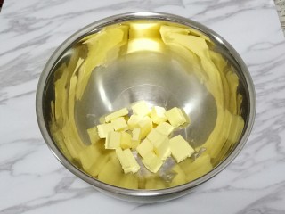 2、原味曲奇,黄油切小块室温软化