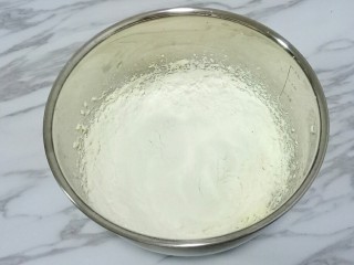 8、原味曲奇,筛入低筋面粉