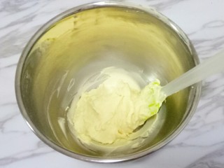 9、原味曲奇,用刮刀翻拌均匀，至无干粉状态