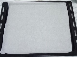 11、原味曲奇,烤盘上铺一层油纸