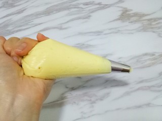 10、原味曲奇,将饼干糊装入裱花袋