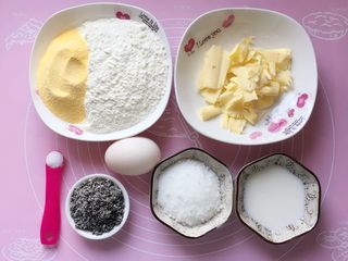 1、黑芝麻饼干,准备好所需食材。