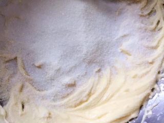 3、黑芝麻饼干,加入白糖,用打蛋器搅打均匀。