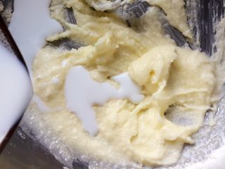 4、黑芝麻饼干,加入牛奶搅打均匀。