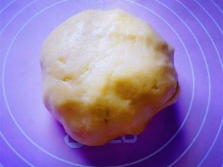 7、黑芝麻饼干,然后揉成面团,包上保鲜膜松弛十分钟。