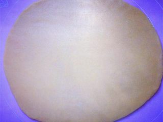 8、黑芝麻饼干,将松弛好的面团,用擀面杖擀成厚薄均匀的面片