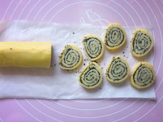 11、黑芝麻饼干,将冻好的长条切成厚约半厘米的饼片。