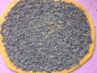 9、黑芝麻饼干,在面片上撒上黑芝麻碎