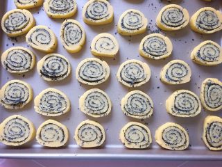 12、黑芝麻饼干,将饼片摆放在不粘烤盘中