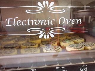 13、黑芝麻饼干,将烤盘放入预热好的烤箱中下层,上下火180度,20分钟,待饼干表面变成微黄色即可。