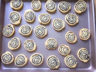 14、黑芝麻饼干,取出晾凉后食用。