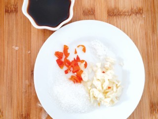 1、酱萝卜,辣椒切碎，蒜头切碎，备用