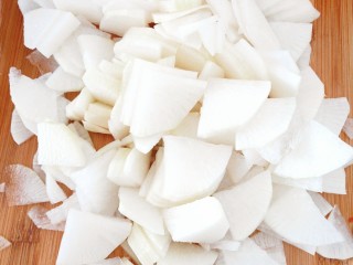 2、酱萝卜,将白萝卜去皮，洗净，切薄片备用 