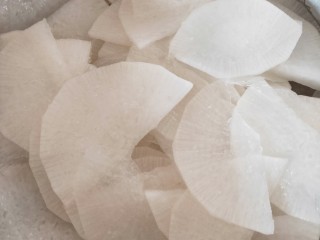 4、酱萝卜,静置15分钟左右