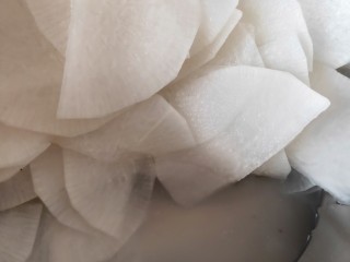 5、酱萝卜,将腌制出的水倒掉