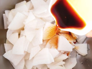 6、酱萝卜,再加入生抽