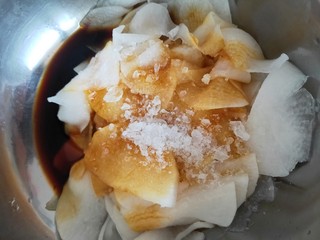 7、酱萝卜,再放入白醋，白糖 