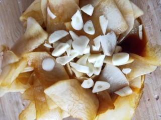 8、酱萝卜,再加入蒜头