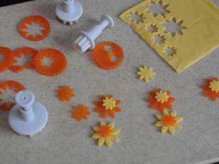 9、圣诞老人便当,汆烫好的胡萝卜和芝士片用饼干模具压成花朵状,组装好