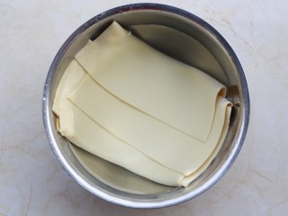 3、凉拌豆皮版花开富贵,捞出泡凉水中。