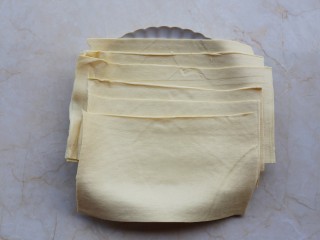 4、凉拌豆皮版花开富贵,处理好的两张豆腐皮叠放到一起，横切3等分，即分成6份。
