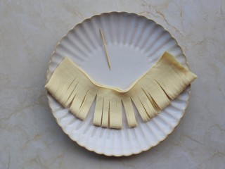 6、凉拌豆皮版花开富贵,用刀均匀地切成约3毫米宽的细条，顶边位置不要切断。