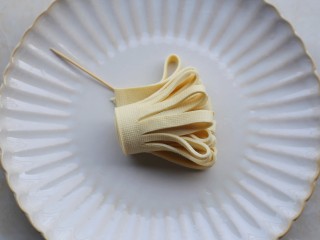 7、凉拌豆皮版花开富贵,从一边顺着对折齐边的地方卷起。