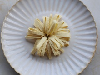 9、凉拌豆皮版花开富贵,立起就是一朵菊花了。