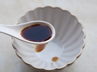 13、凉拌豆皮版花开富贵,调制酱汁，碗中加入适量的生抽。