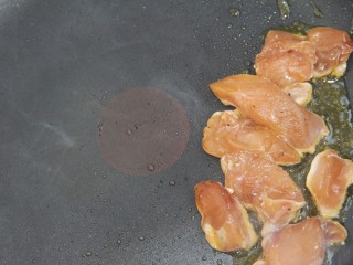 9、开放式鸡肉三明治,倒入鸡肉煎